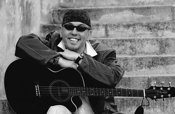 Músico sonriendo con guitarra
