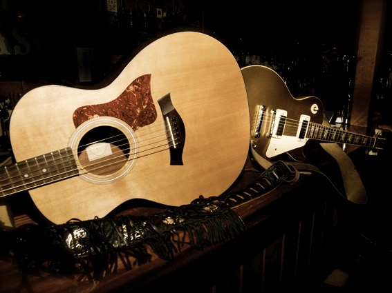 Guitarras en un bar oscuro