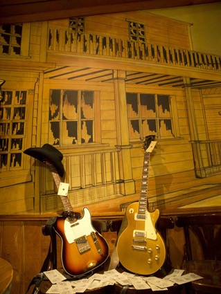 Guitarras frente a pintura mural