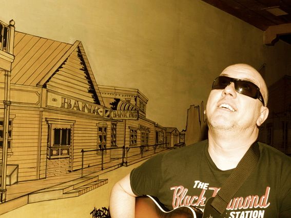 Hombre con guitarra y gafas