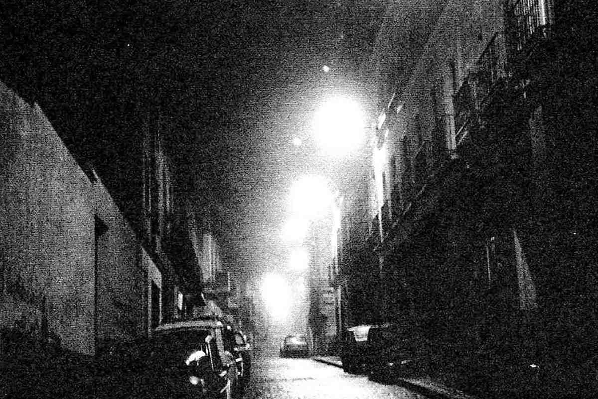Calle oscura con luces tenues